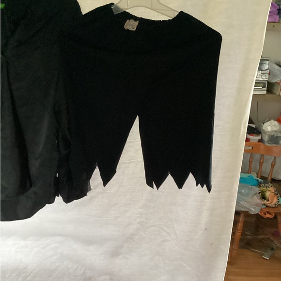 Black silk shirt, and shorts , flowers - Picture 2 of 3